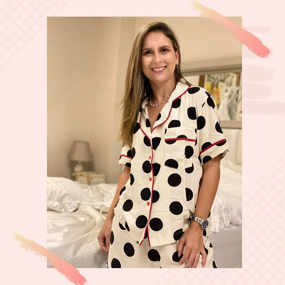 Pessoa usando pijama poá do acervo real